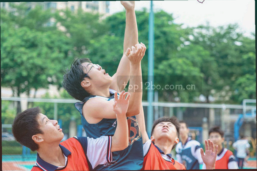 一位长辈戴着眼镜看平板屏幕上的条目列表，家人在旁指点